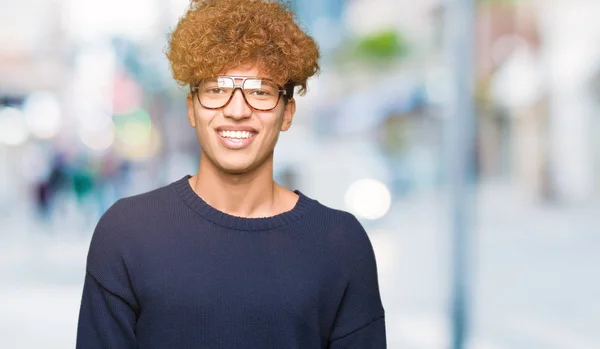 Jonge Knappe Man Met Afro Dragen Bril Met Een Gelukkig — Stockfoto