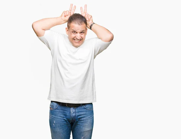 Media Edad Árabe Hombre Wearig Camiseta Blanca Sobre Fondo Aislado —  Fotos de Stock