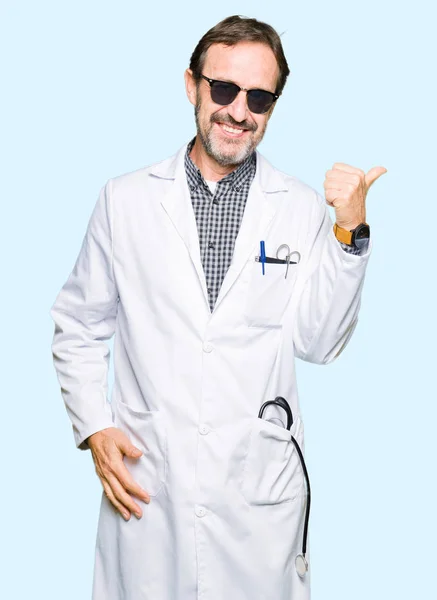 Guapo Médico Mediana Edad Hombre Con Gafas Sol Sonriendo Con — Foto de Stock