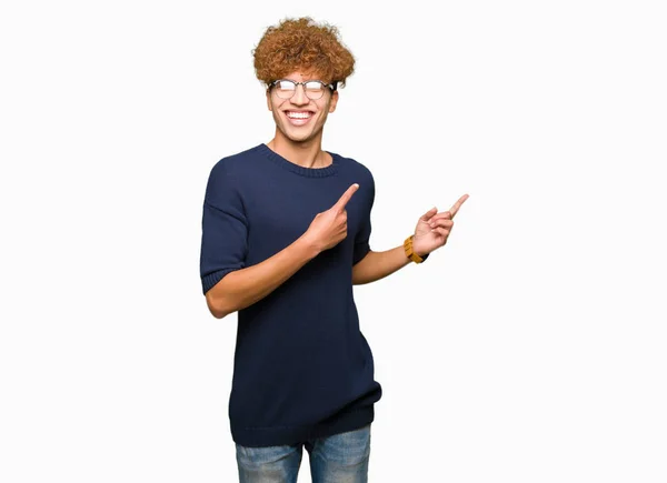 Homem Bonito Jovem Com Afro Vestindo Óculos Sorrindo Olhando Para — Fotografia de Stock