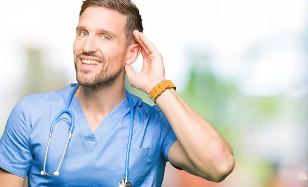 Bonito Médico Vestindo Uniforme Médico Sobre Fundo Isolado Sorrindo Com — Fotografia de Stock