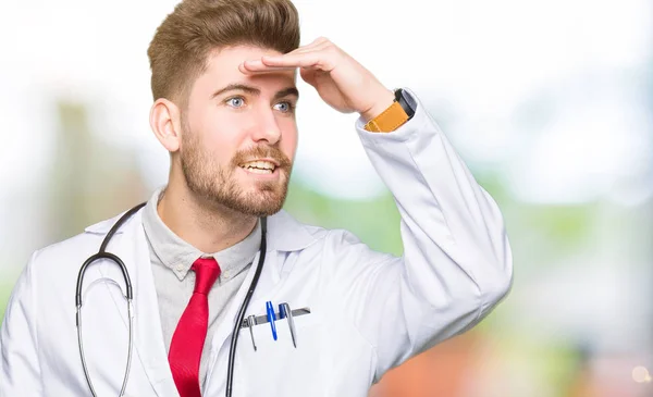 Homem Médico Bonito Jovem Vestindo Casaco Médico Muito Feliz Sorrindo — Fotografia de Stock