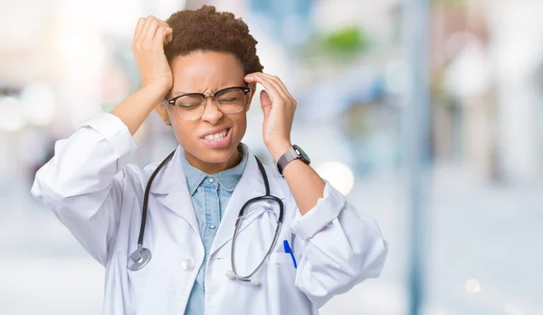 Genç Afrikalı Amerikan Doktor Kadın Baş Ağrısı Çaresiz Stres Nedeniyle — Stok fotoğraf