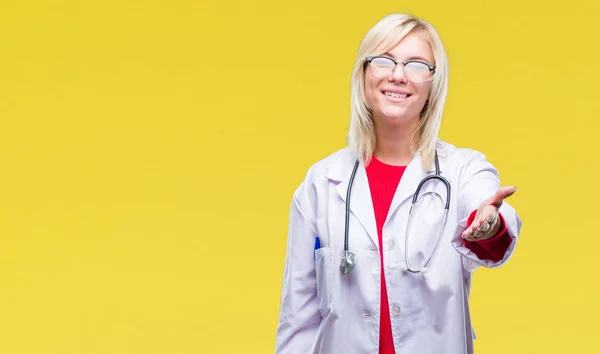 Joven Hermosa Doctora Rubia Vistiendo Uniforme Médico Sobre Fondo Aislado —  Fotos de Stock