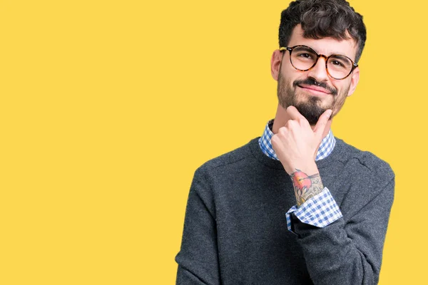 Ung Snygg Smart Man Bär Glasögon Över Isolerade Bakgrund Ser — Stockfoto