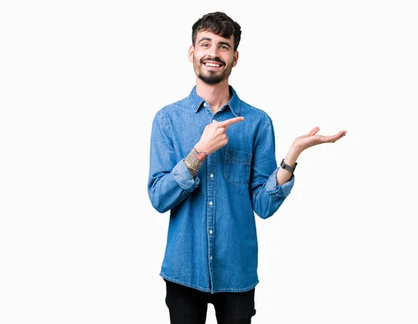 Jovem Homem Bonito Sobre Fundo Isolado Espantado Sorrindo Para Câmera — Fotografia de Stock