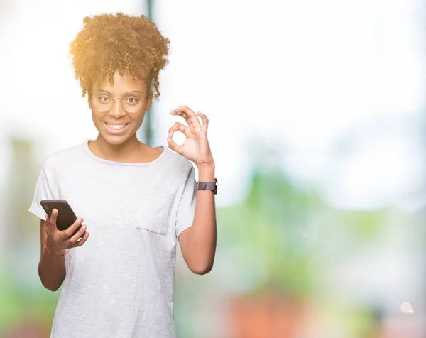 Junge Afrikanisch Amerikanische Frau Mit Smartphone Über Isolierten Hintergrund Tun — Stockfoto