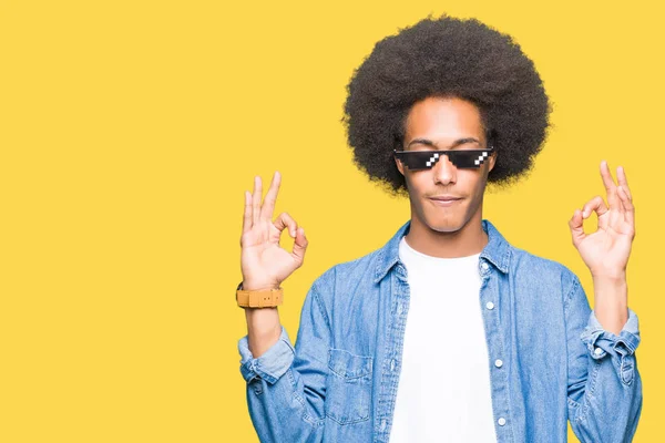 Unga Afroamerikanska Man Med Afro Hår Glasögon Thug Life Koppla — Stockfoto