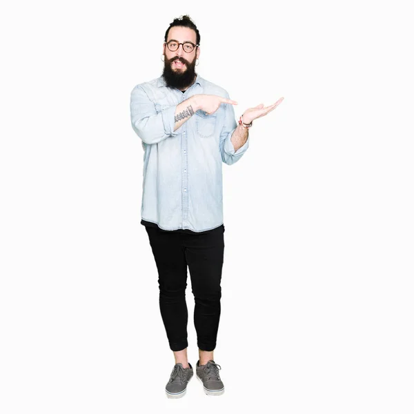 Joven Hipster Hombre Con Pelo Largo Barba Con Gafas Asombrado —  Fotos de Stock