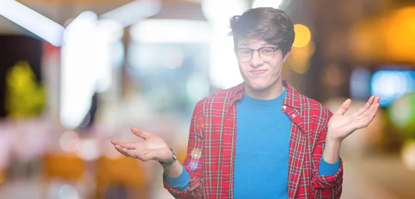 Junger Gutaussehender Student Mit Brille Vor Isoliertem Hintergrund Ahnungsloser Und — Stockfoto