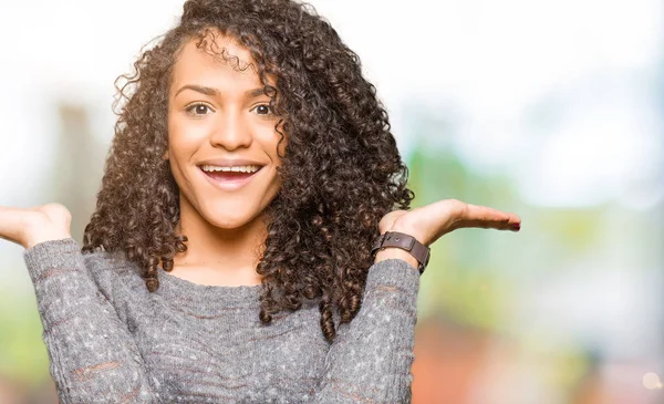 Joven Hermosa Mujer Con Pelo Rizado Usando Suéter Gris Sonriendo — Foto de Stock