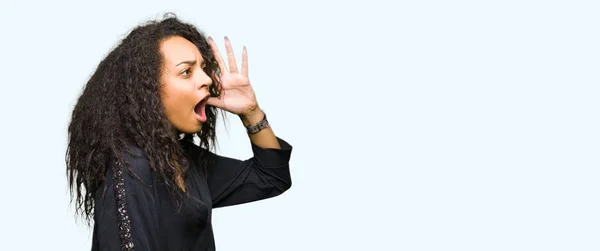 Giovane Bella Ragazza Con Capelli Ricci Indossa Abito Elegante Gridando — Foto Stock