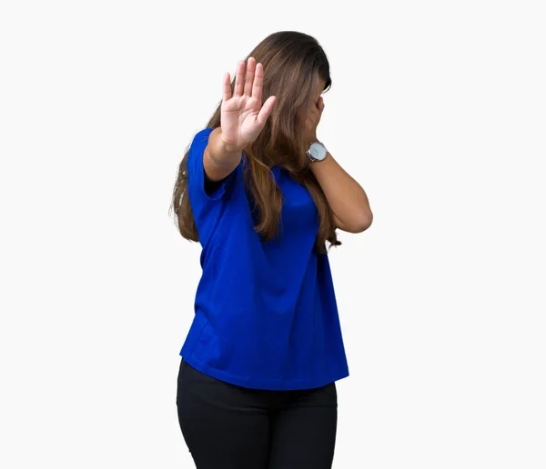 Jonge Mooie Brunette Vrouw Blauw Shirt Dragen Geïsoleerd Achtergrond Die — Stockfoto