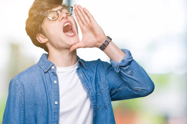 Jonge Knappe Man Met Bril Geïsoleerde Achtergrond Schreeuwen Schreeuwen Luid — Stockfoto