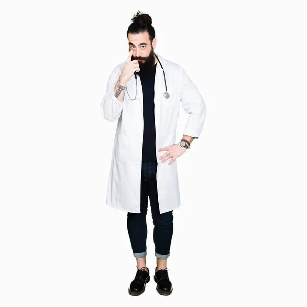 Doctor Long Hair Wearing Medical Coat Stethoscope Pointing Eye Watching — Stock Photo, Image
