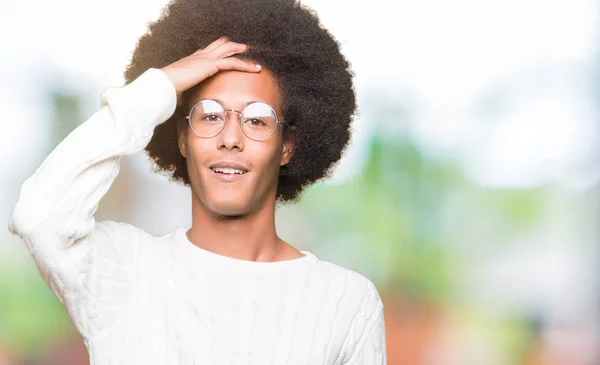 Молодий Афроамериканець Людиною Афро Волосся Окулярах Посміхаючись Впевнено Зворушлива Волосся — стокове фото