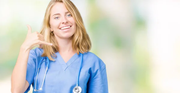 Linda Jovem Doutora Vestindo Uniforme Médico Sobre Fundo Isolado Sorrindo — Fotografia de Stock