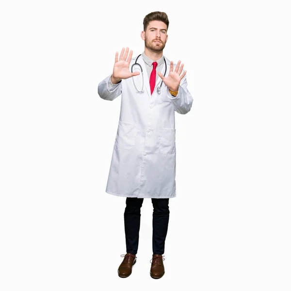 Tıbbi Giyen Genç Yakışıklı Doktor Adam Kat Çerçeve Kullanarak Avuç — Stok fotoğraf