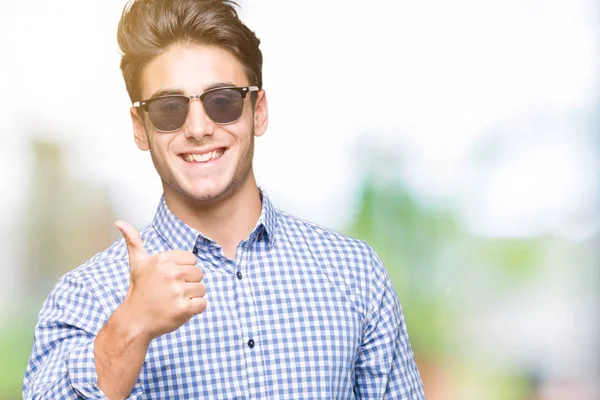 Joven Hombre Guapo Con Gafas Sol Sobre Fondo Aislado Haciendo — Foto de Stock