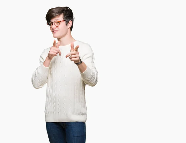 Joven Hombre Guapo Con Gafas Sobre Fondo Aislado Señalando Los — Foto de Stock