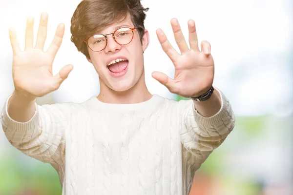 Joven Hombre Guapo Con Gafas Sobre Fondo Aislado Mostrando Apuntando —  Fotos de Stock