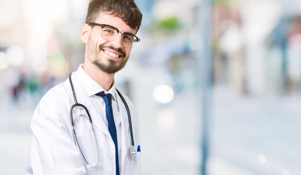 Junger Arzt Mann Trägt Krankenhausmantel Über Isoliertem Hintergrund Einladend Lächelnd — Stockfoto