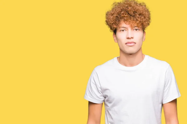 Stilig Ung Man Med Afro Hår Bär Casual Vit Shirt — Stockfoto