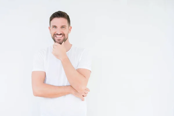 Joven Hombre Guapo Con Camiseta Blanca Casual Sobre Fondo Aislado —  Fotos de Stock