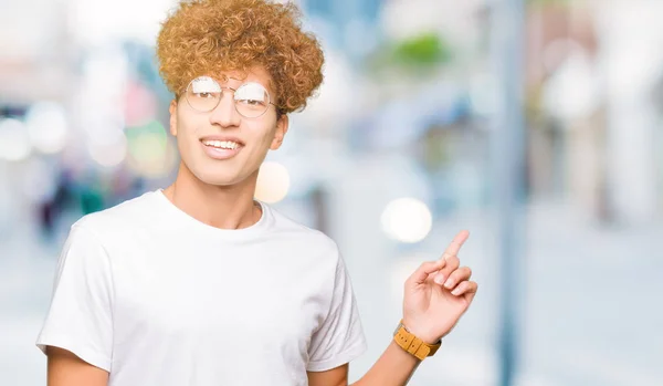 Joven Hombre Guapo Con Pelo Afro Usando Gafas Con Una — Foto de Stock