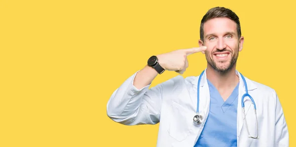 Bonito Médico Homem Vestindo Uniforme Médico Sobre Fundo Isolado Apontando — Fotografia de Stock