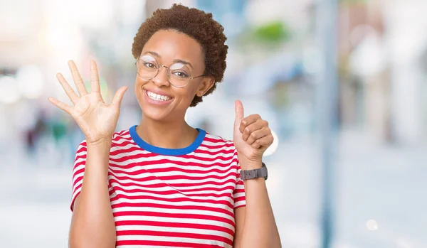 Bella Giovane Donna Afroamericana Che Indossa Occhiali Sfondo Isolato Mostrando — Foto Stock