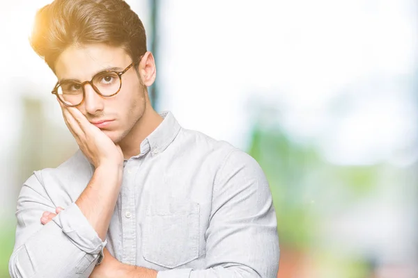 Giovane Bell Uomo Che Indossa Occhiali Sfondo Isolato Pensando Guardando — Foto Stock