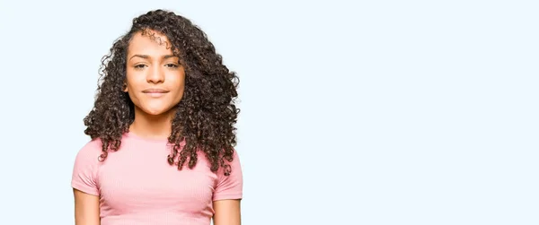 Jonge Mooie Vrouw Met Krullend Haar Draagt Roze Shirt Ontspannen — Stockfoto