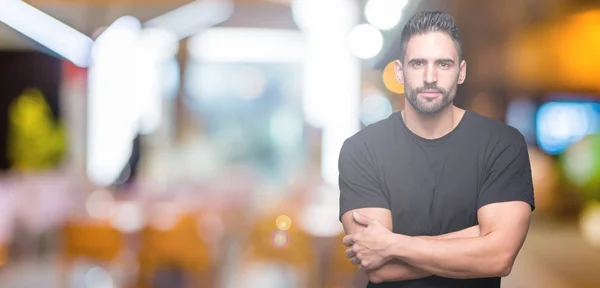 Joven Hombre Guapo Sobre Fondo Aislado Relajado Con Expresión Seria — Foto de Stock