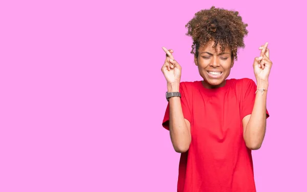 Mooie Jonge Afro Amerikaanse Vrouw Geïsoleerde Achtergrond Glimlachend Kruising Vingers — Stockfoto