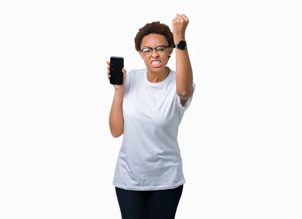 Jovem Afro Americana Mostrando Tela Smartphone Sobre Fundo Isolado Irritado — Fotografia de Stock
