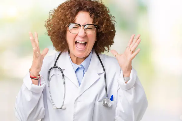 Mujer Médica Senior Mediana Edad Sobre Fondo Aislado Celebrando Loco — Foto de Stock