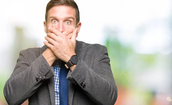 Hombre Negocios Guapo Con Traje Corbata Impactados Cubriendo Boca Con — Foto de Stock