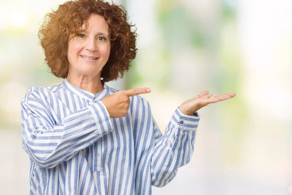 Mulher Sênior Bonita Meio Ager Vestindo Camisa Marinha Sobre Fundo — Fotografia de Stock