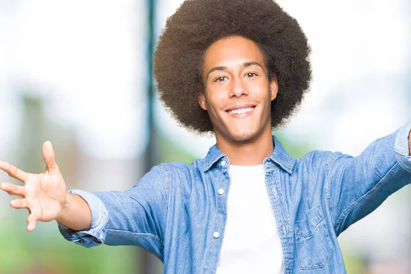 Unga Afroamerikanska Man Med Afro Hår Tittar Kameran Leende Med — Stockfoto