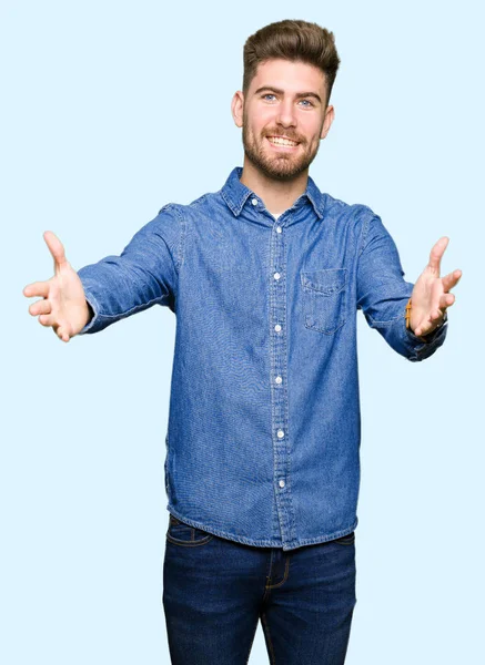 Joven Hombre Rubio Guapo Con Camisa Vaquera Casual Mirando Cámara — Foto de Stock