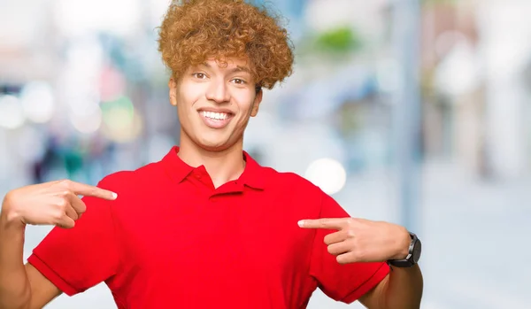Fiatal Jóképű Ember Afro Hajú Viselt Piros Póló Látszó Magabiztos — Stock Fotó