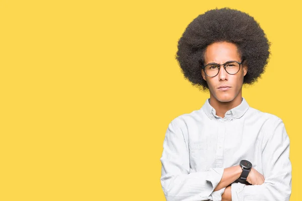 アフロ髪組んだ腕で顔にメガネの懐疑論者と神経 不賛成の式を着て若いアフリカ系アメリカ人 否定的な人 — ストック写真