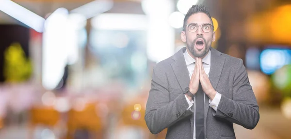 Joven Hombre Negocios Guapo Sobre Fondo Aislado Mendigando Rezando Con —  Fotos de Stock