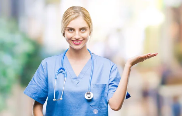 Joven Hermosa Doctora Rubia Cirujana Enfermera Sobre Fondo Aislado Sonriendo — Foto de Stock