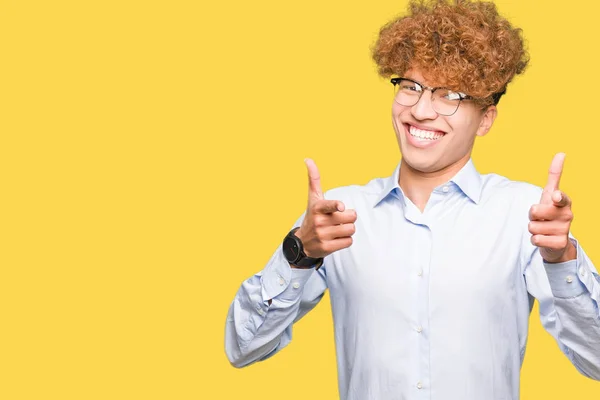 Jonge Knappe Zakenman Met Afro Bril Wijzen Vingers Naar Camera — Stockfoto