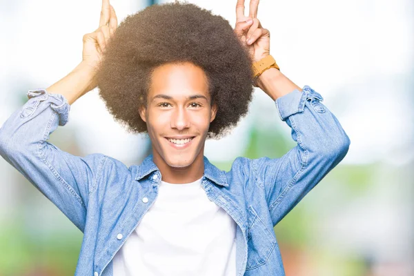 Giovane Uomo Afro Americano Con Capelli Afro Posa Divertente Pazzo — Foto Stock