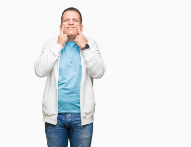 Orta çağda Arap adam izole arka planda Sweatshirt giyiyor açık ağız ile gülümseyen, parmaklar işaret ve neşeli gülümseme zorlayarak