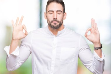 İzole arka plan üzerinde genç iş adamı Relax ve gözleri ile gülümseyen meditasyon jest parmaklar ile kapalı. Yoga konsepti.
