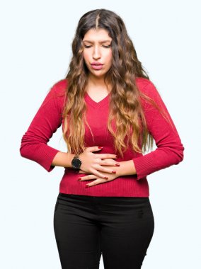 Genç güzel kadın mide ile el kırmızı kazak giyiyor çünkü mide bulantısı, ağrılı hastalık duygusunu. Ağrı kavramı.